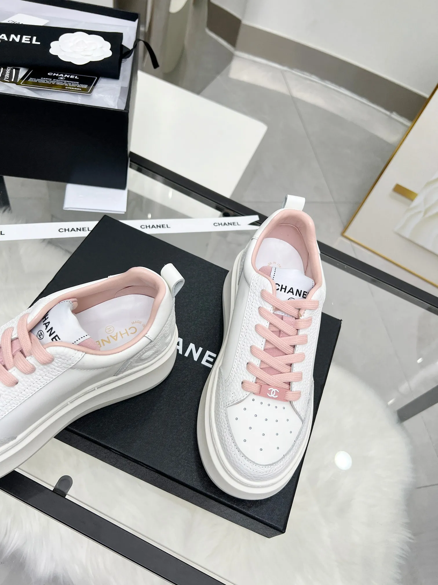 👟👟Ex-factory price 540👟👟 CHANEL 25C spring and summer new sports shoes official website is available at the same time ❤️ Counter out-of-stock kings. Major bloggers are recommending new styles on social days. This season’s new styles are simply eye-catching and look great on the feet. The casual casual sports style is refreshing and natural, interpreting Chanel’s fashionable femininity. The overall customization makes all sports shoes on the market at that time obsolete. This series is now available for sale! The upper is made of custom imported pebbled calf leather ➕ custom frosted calf leather. The lining is made of original one-to-one professionally customized mesh. Hardware accessories. Original full set of molds (not common in the market). Original custom molded TPU combination outsole. Height 4 cm. Women's size 35-39.